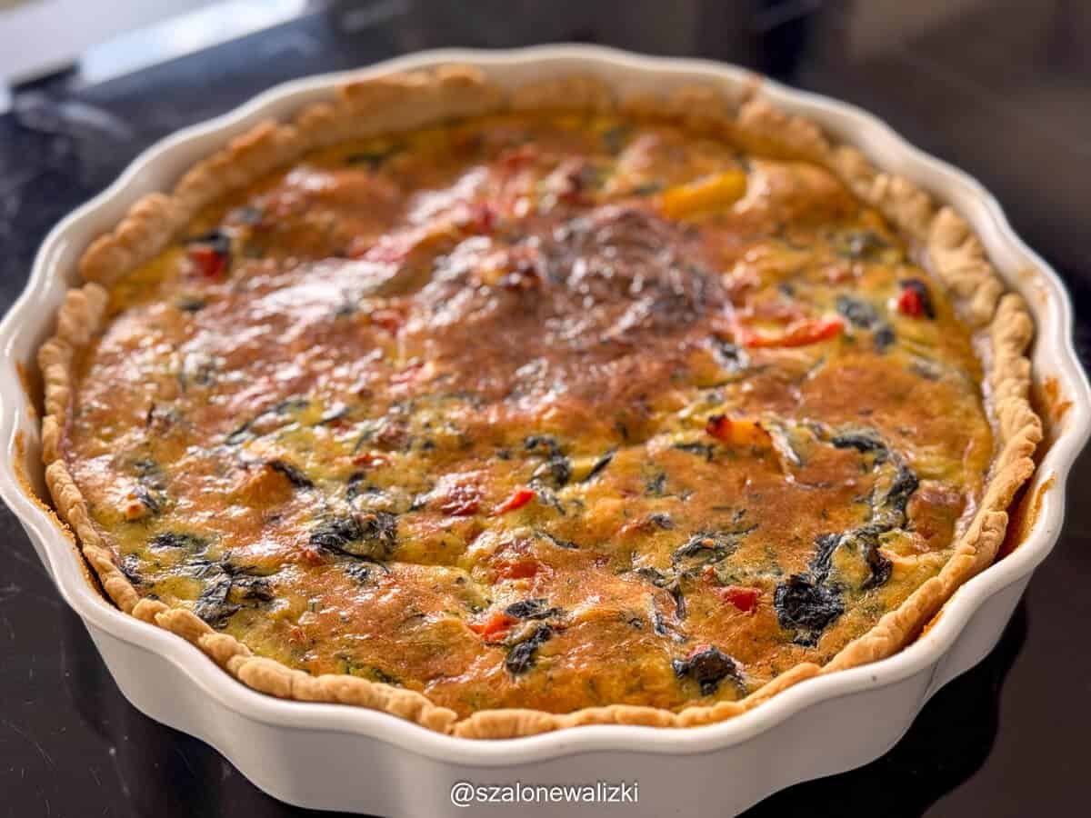 Quishe ze szpinakiem i papryką