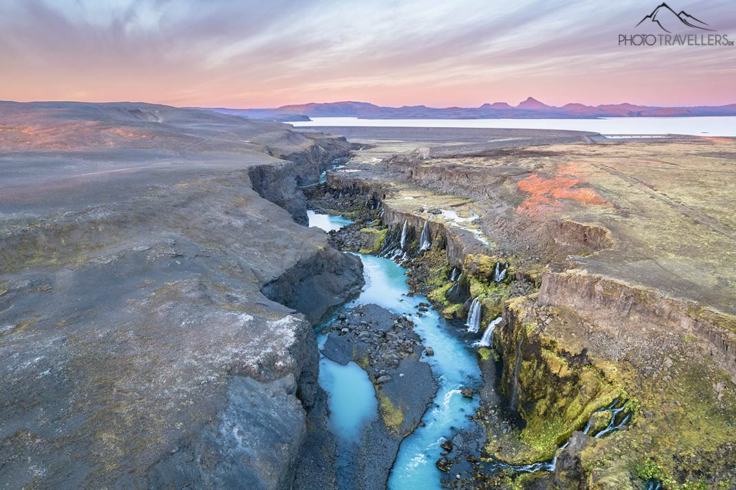 Der Canyon Sigöldugljúfur im Abendlicht in Island