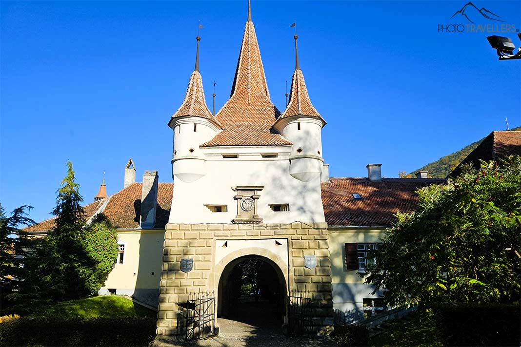 Auf dem historischen Katharinentor sitzt ein kleines Schloss mit vier Zinnen und Turm