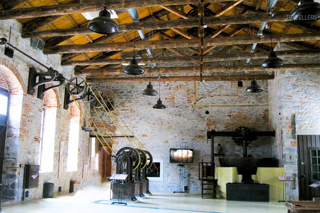 Hohe Holzdecken und historische Pressen sind im Olivenpressen-Museum auf Lesbos zu sehen