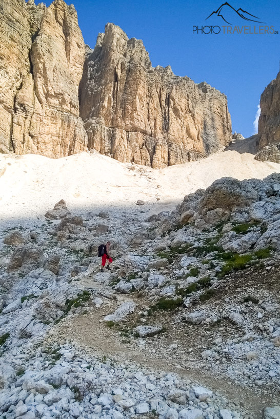 Ein Wanderer beim Aufstieg in der Scharte zum Sass Pordoi