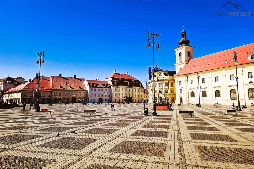 Rund um die gepflasterte Piata Mare in Sibiu finden sich Kirchen und bunte Barockhäuser