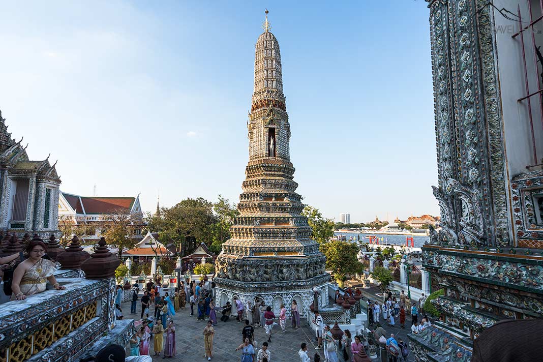 Besucher im Tempel Wat Arun in Bangkok
