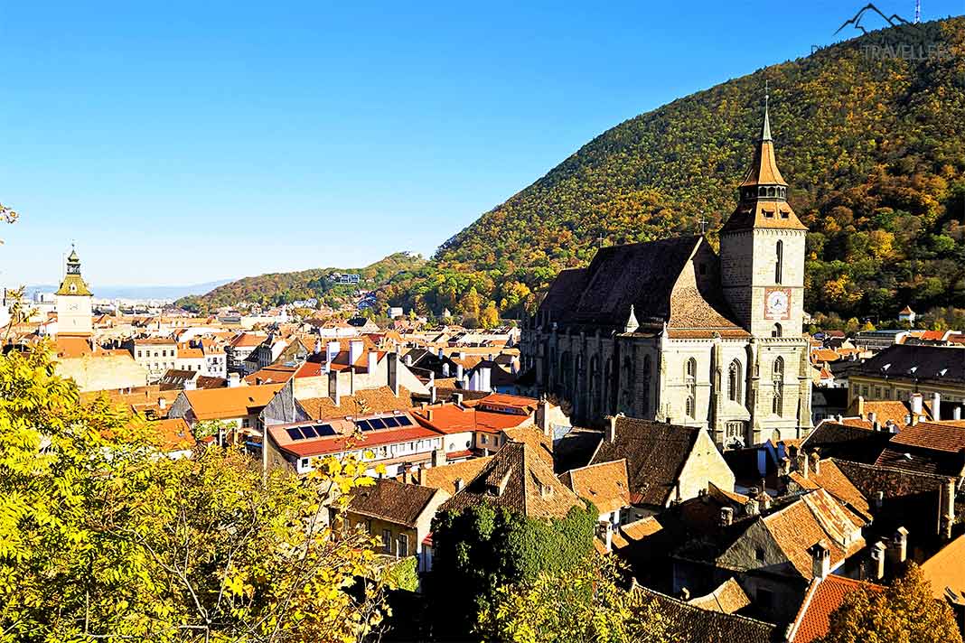 Blick über die Altstadt von Brasov mit der Schwarzen Kirche im Vordergrund