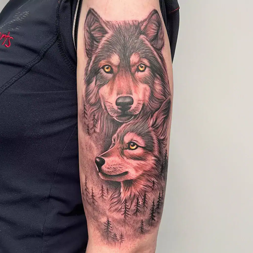 Perica Tätowierer Realistisches Wolf tattoo im Wald - München
