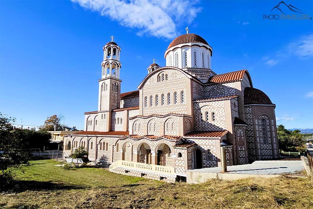 Agios Georgio in Nea Potidea ist eine große mehrreihige Kirche im byzantinischen Stil mit runder Kuppel und Turm