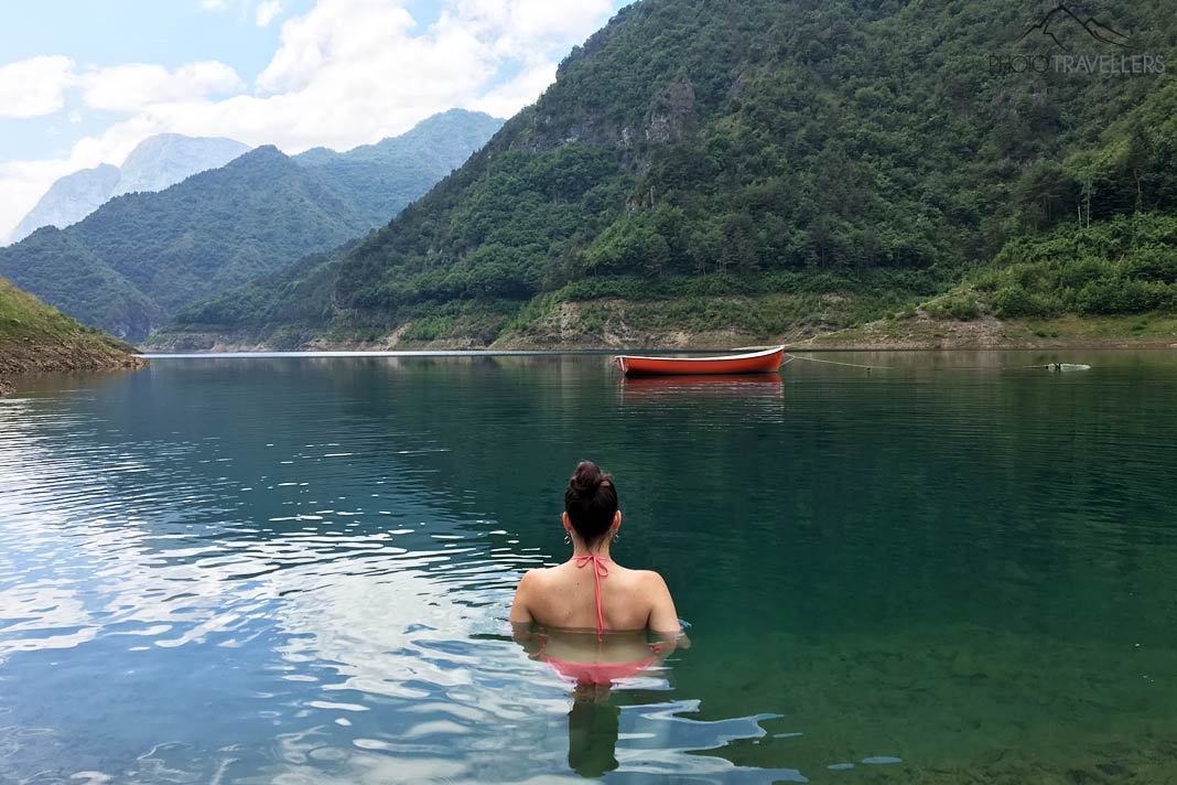 Reisebloggerin Biggi Bauer im Wasser des Lago di Valvestino, dahinter erheben sich die Gardaseeberge