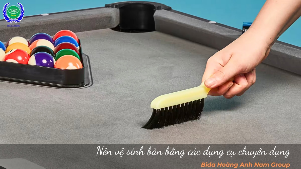 Nên vệ sinh bàn bằng các dụng cụ chuyên dụng