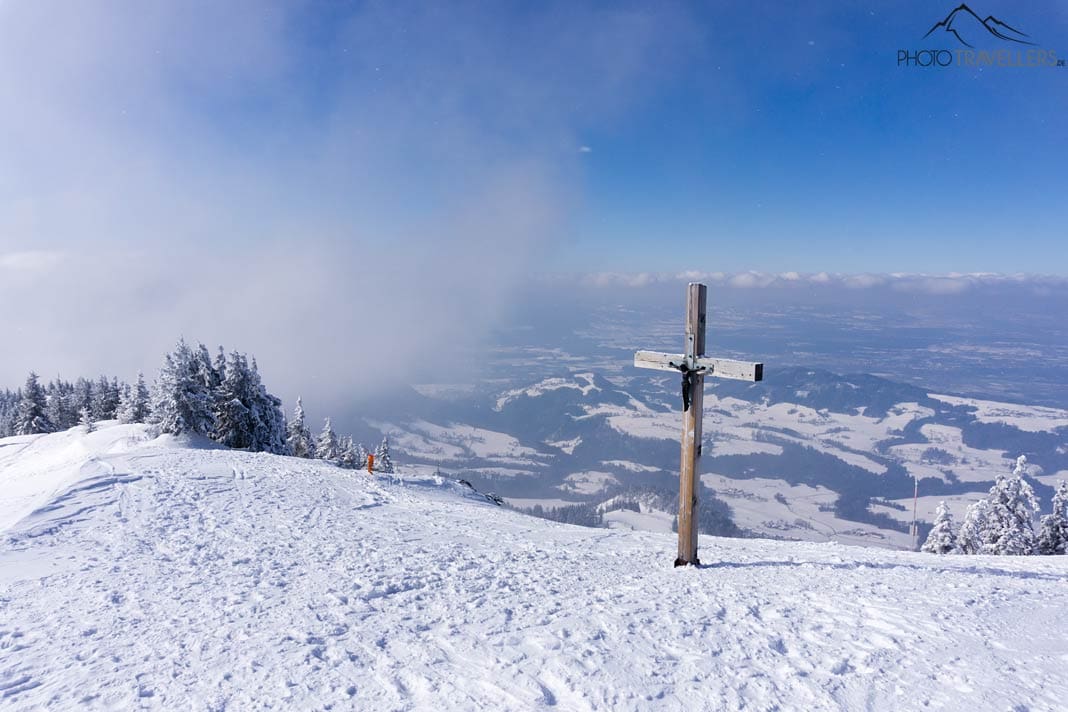 Hochries-Gipfelkreuz mit Blick ins Alpenvorland