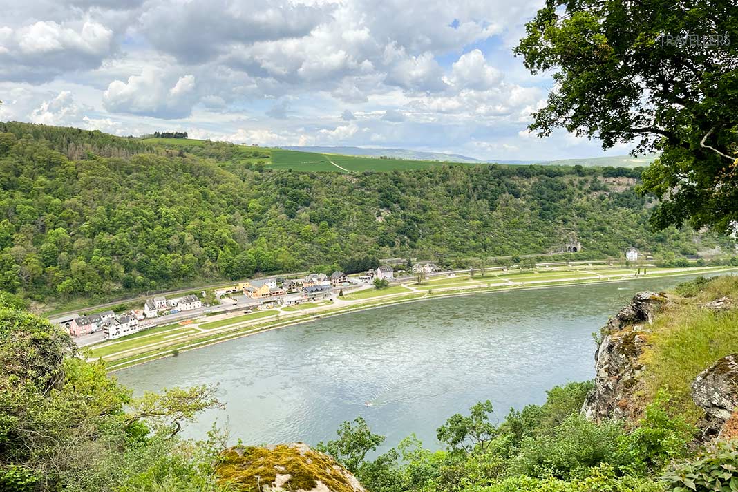 Der Blick von der Loreley ins Rheintal