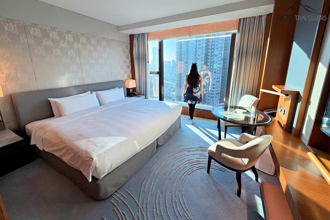 Reisebloggerin Biggi Bauer in einem Zimmer im Kerry Hotel in Hongkong