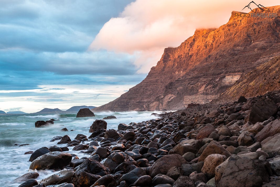 Das Famara-Kliff auf Lanzarote im Abendlicht