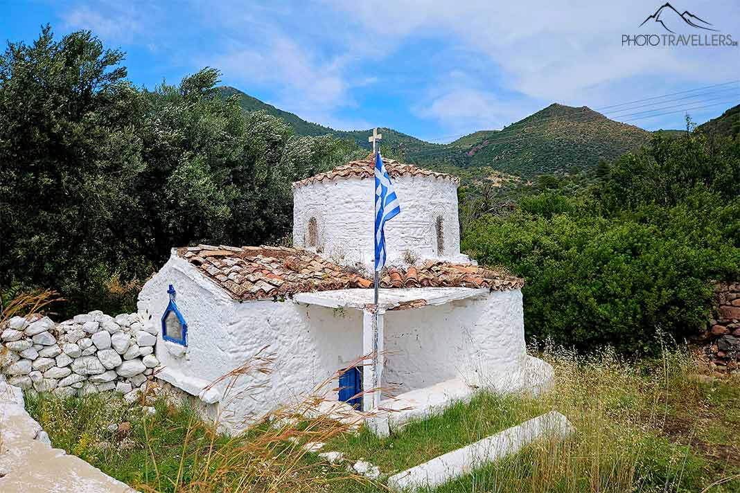 Eine kleine weiße Kapelle mit Kuppel umrahmt von Bäumen steht auf dem Areal der Akropolis von Paliokastro
