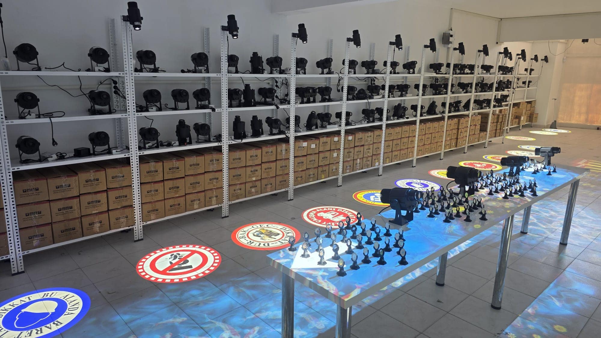 37,5 mm Gobo Kullanan Projektörler ve Ölçü Rehberi 4 Logo Yansıt showroomunda gobo örnekleri, projektörler ve zemine yansıtılan logolar