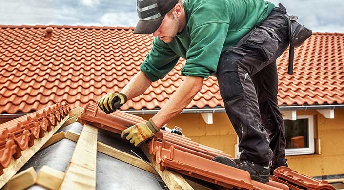 Bild von Dachdecker auf dem Dach