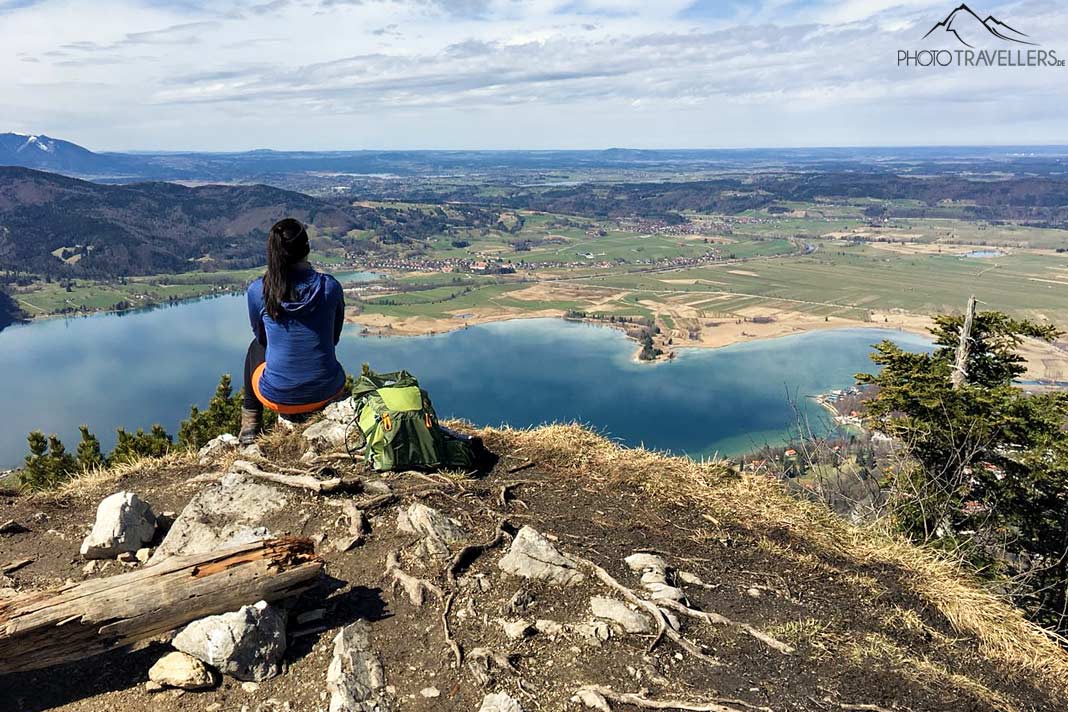 Reisebloggerin Biggi Bauer auf der Sonnenspitz mit Blick auf den Kochelsee