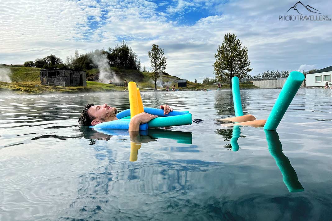 Reisejournalist Florian Westermann floatet in der Secret Lagoon in Island