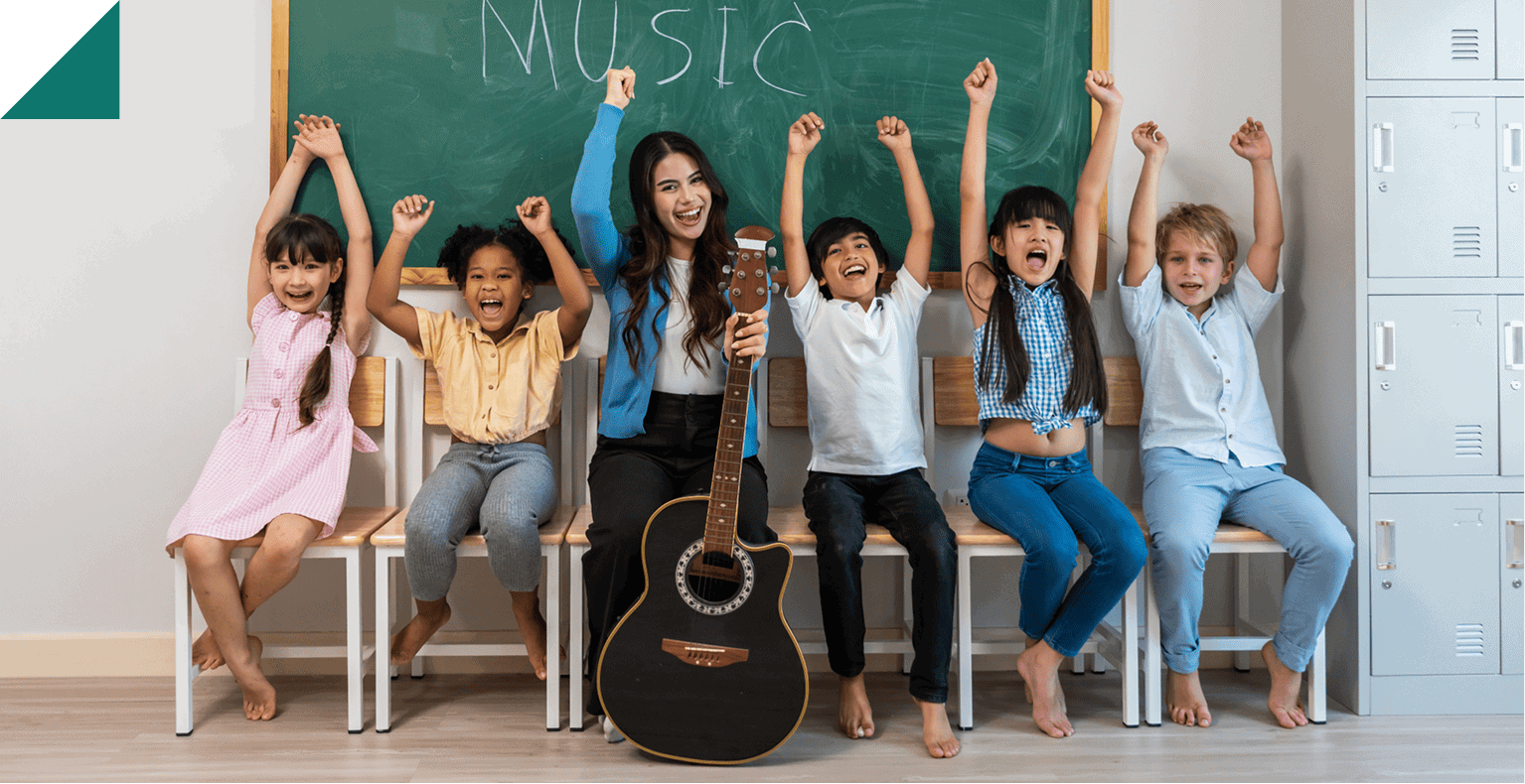 Musiktheorie für Schulen Eine junge Musiklehrerin mit Ihrer Musikklasse in der Schule