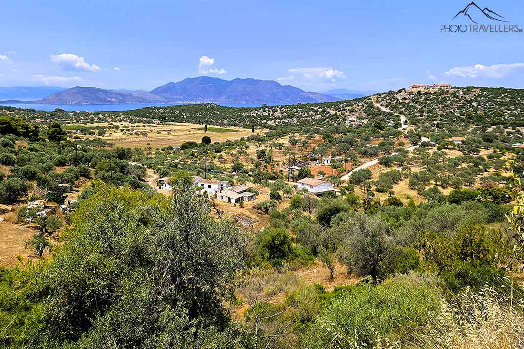Das grüne hügelige Hinterland von Poros mit dem Peloponnes im Hintergrund