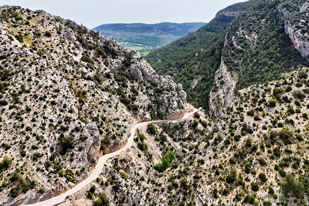 Die Straße der Silent Route verläuft durch eine Schlucht