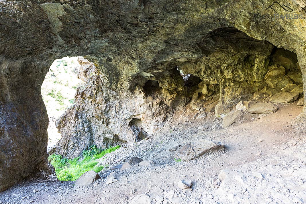 Eine Höhle, die Pvottahellir Cave, auf dem Wanderweg zum Glymur