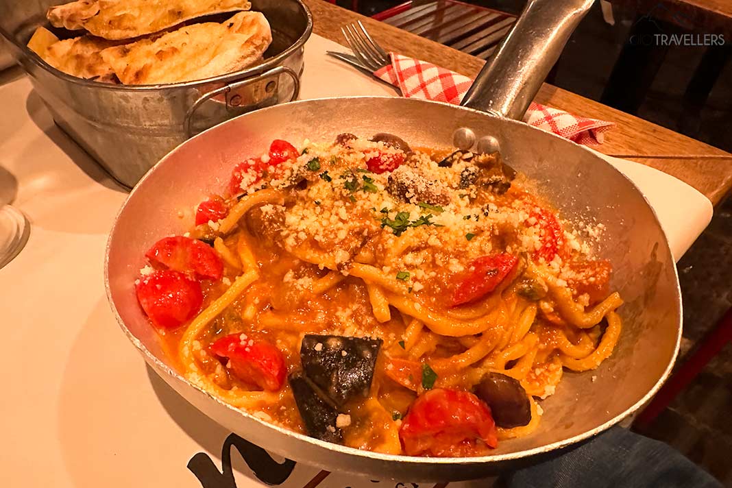 Eine Pfanne Tonnarello im bekannten römischen Restaurant Tonnarello Paglia