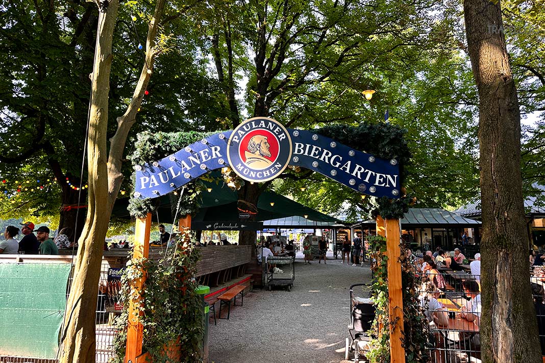 Der Eingang zum Biergarten am Seehaus im Englischen Garten