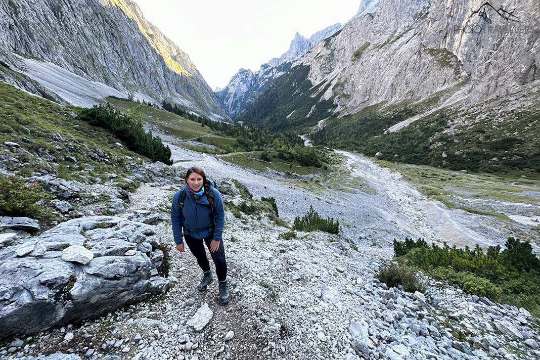 Reisebloggerin Biggi Bauer auf dem Höllentalsteig mit Blick zurück zur Höllentalangerhütte