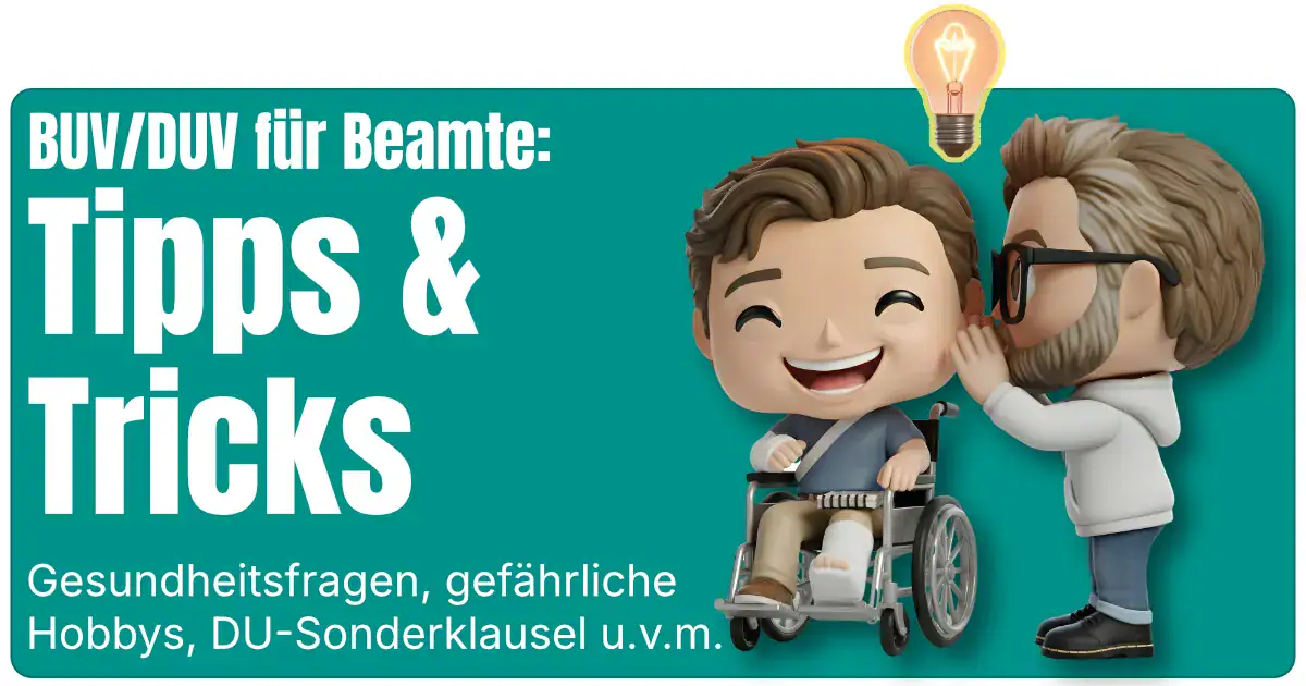 Das Maskottchen von Sven Höhne (fairbeamtet.de) steht neben einem Beamten im Rollstuhl. Der Beamte hat ein Gipsarm und ein Gipsbein. Das Maskottchen von Sven flüstert dem Beamten etwas ins Ohr. Über dem Kopf des Beamten leuchtet eine Glühbirne auf. Symbolbild für die Kategorie: Berufsunfähigkeitsversicherung für Beamte - Tipps & Tricks.