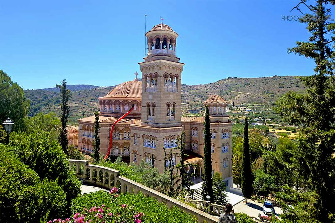 Das Kloster Agios Nektarios mit seinem roten Kuppeldach und dem hohen Glockenturm ist von einem grünen Park umrahmt