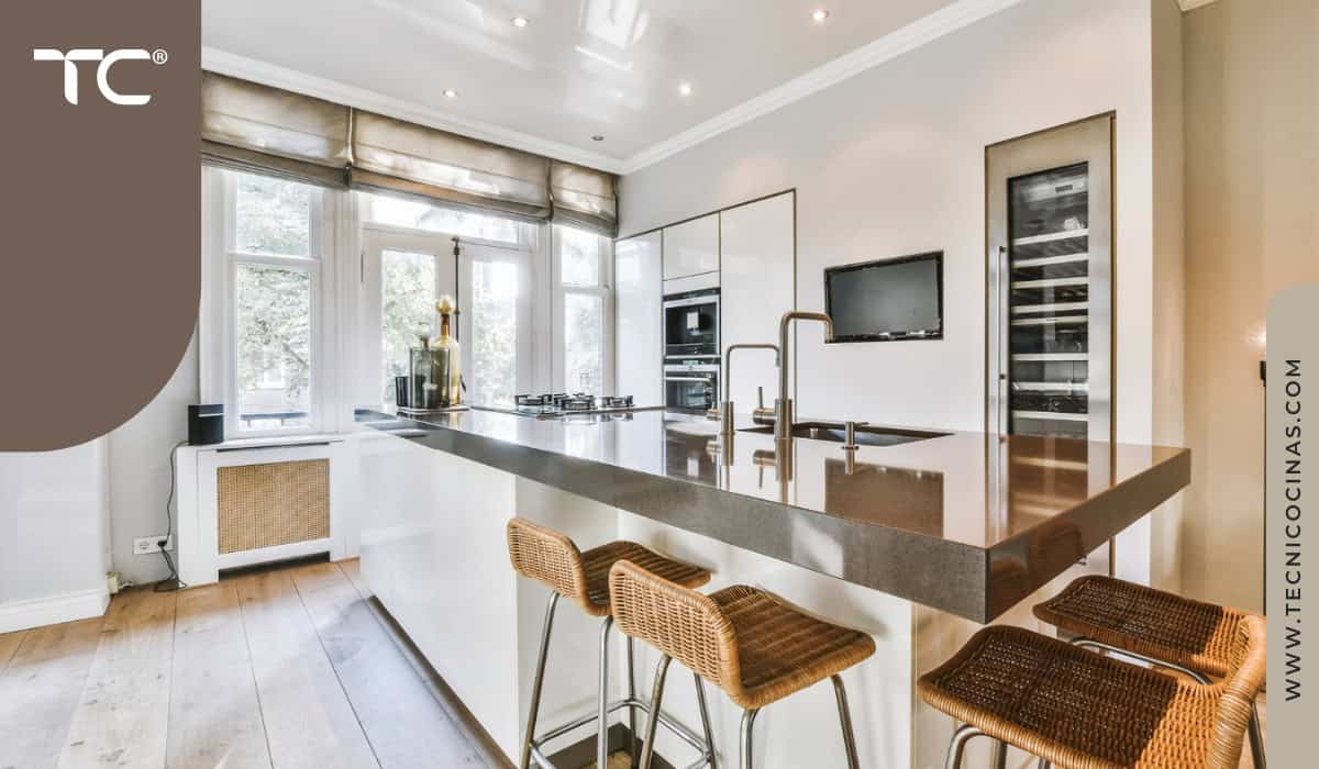 Barra desayunadora que sirve como espacio para recibir visitas