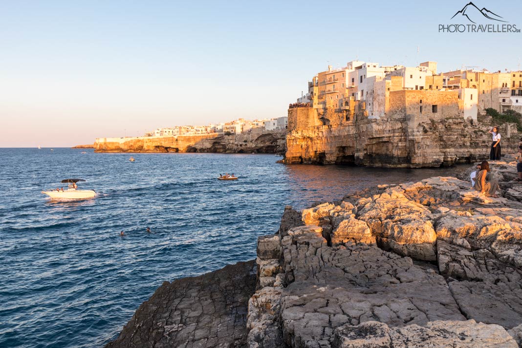 Blick auf Polignano a Mare mit Meer