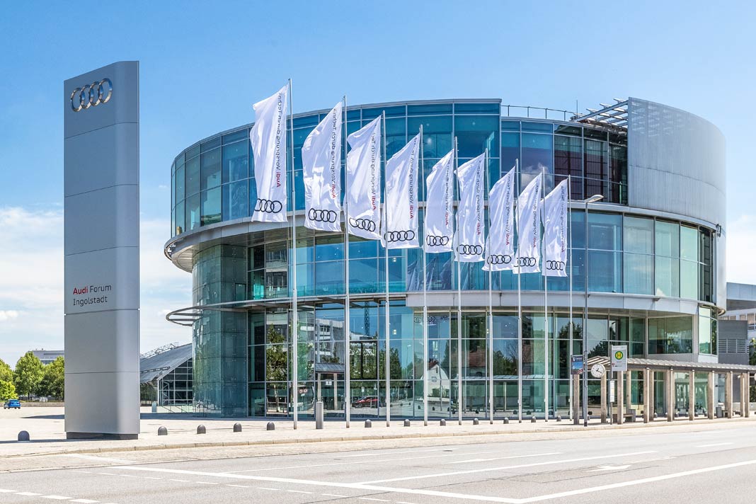 Der Hauptsitz von Audi Ingolstadt von außen mit Audi-Fahnen