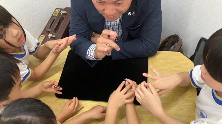 高岡シュタイナー学童保育イベント:プロマジシャンによるマジックショー・マジック体験 2 S 64389124 768x432 1 - 出張マジックショー