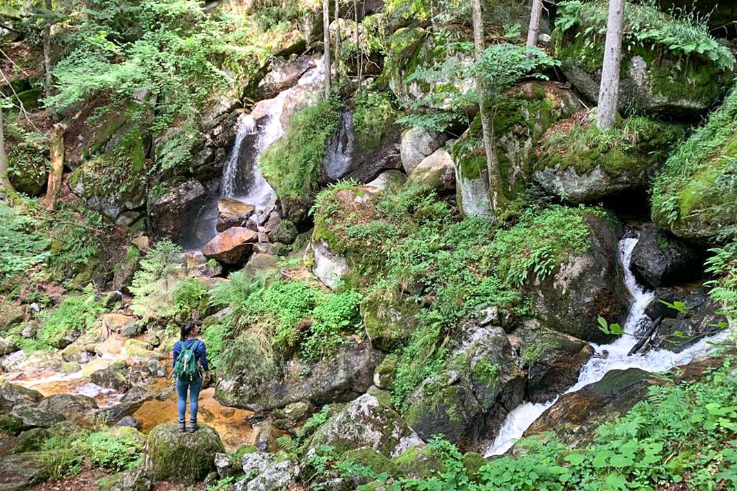 Reisebloggerin Biggi Bauer vor einem Wasserfall in der Ysperklamm