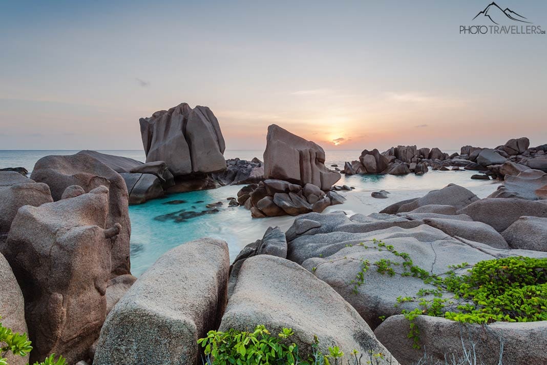 Der Blick über die imposanten Felsen des Strandes Anse Marron auf La Digue am Abend
