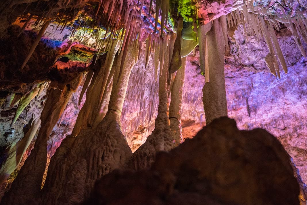 Bunt angestrahlte Tropfsteine in der Coves dels Hams auf Mallorca