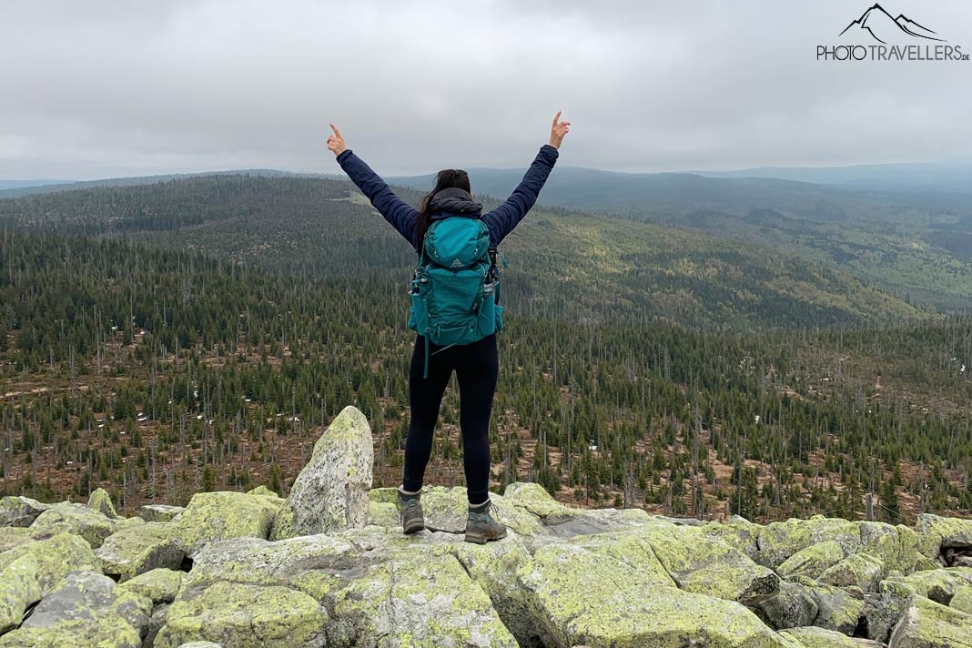 Reisebloggerin Biggi Bauer auf dem Gipfel des Lusen mit Blick auf den Bayerischen Wald