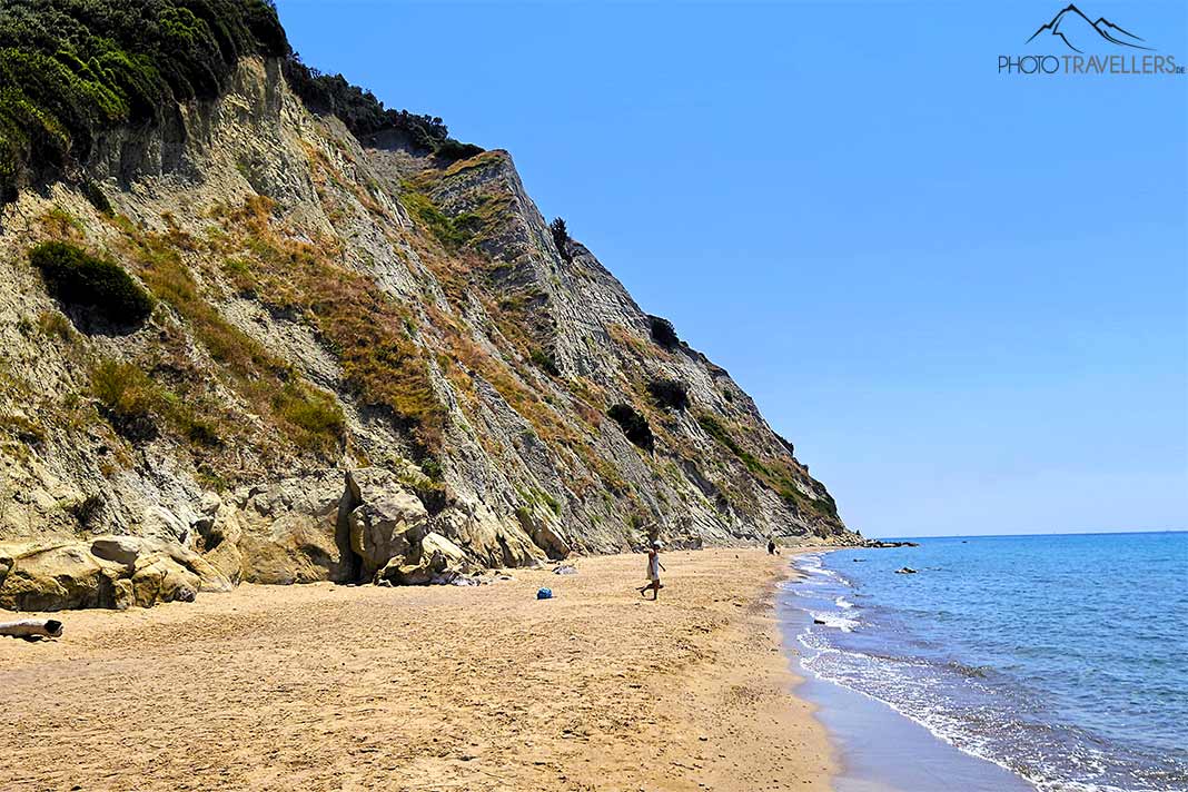 Goldgelber Sand und Sandsteinfelsen prägen die Westküste von Korfu
