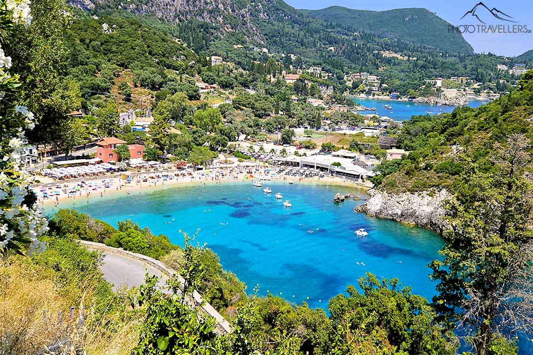 Die türkisblaue Bucht bei Paleokastritsa ist umgeben von Felsen und Bäumen