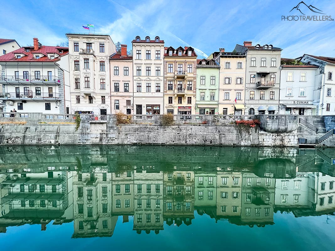 Eine bunte Häuserzeile am Fluss in Ljubljana