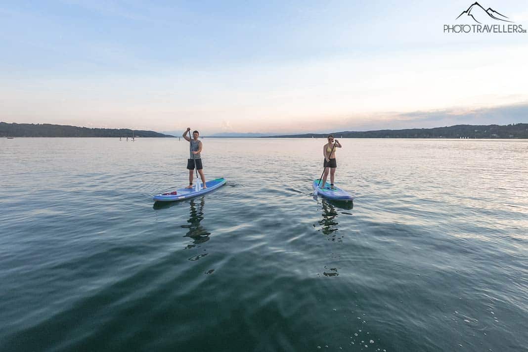 Die Reiseblogger Biggi Bauer und Florian Westermann auf einem SUP auf dem Starnberger See
