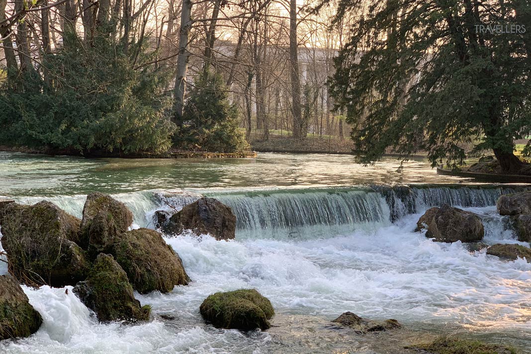 Der Wasserfall an der Brücke über den Schwabinger Bach im Englischen Garten