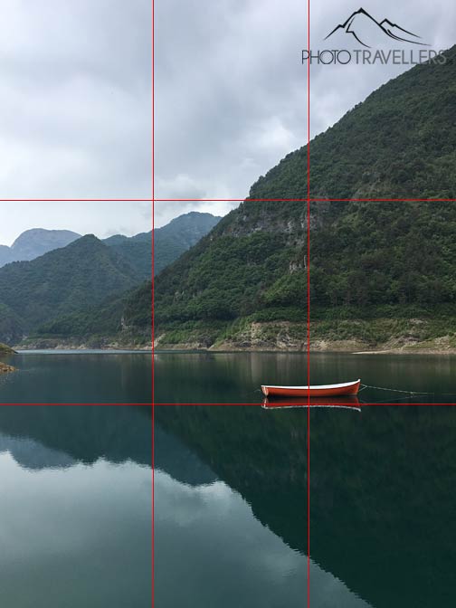 Ein Ruderboot auf einem See im Goldenen Schnitt
