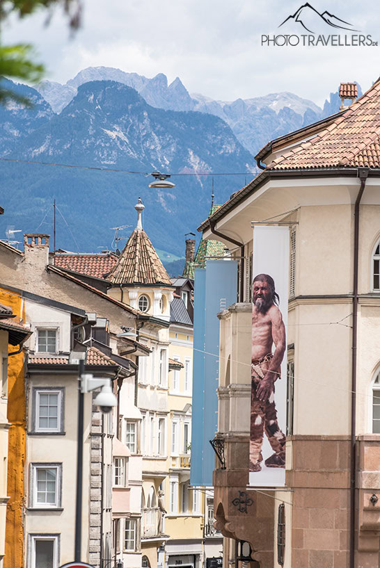 Die Fassade des Archäologischen Museums in Bozen mit dem Ötzi auf einem Bild