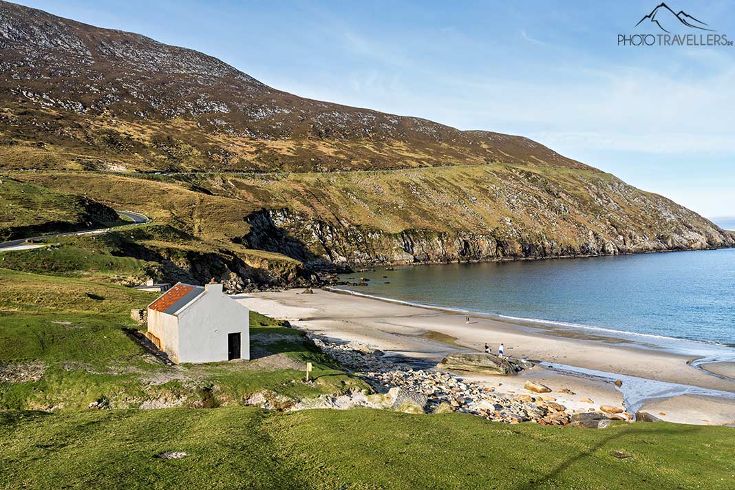 Besucher am Keem Beach, Irland