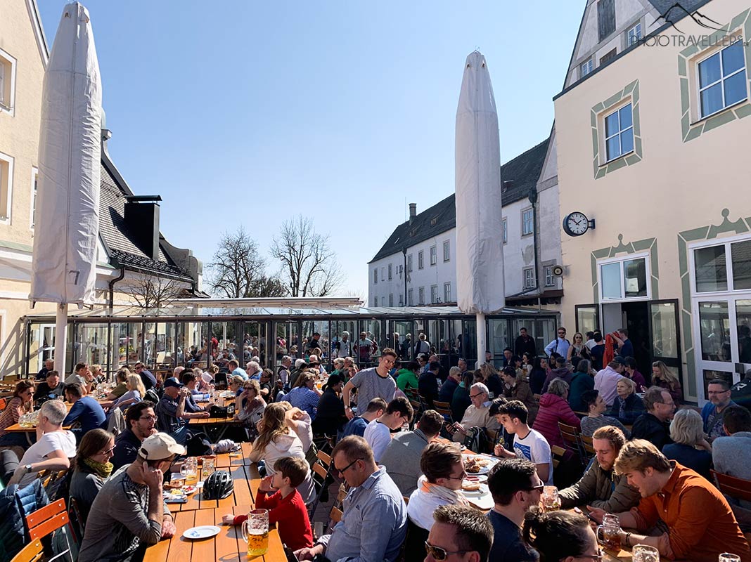 Besucher im Biergarten vom Kloster Andechs