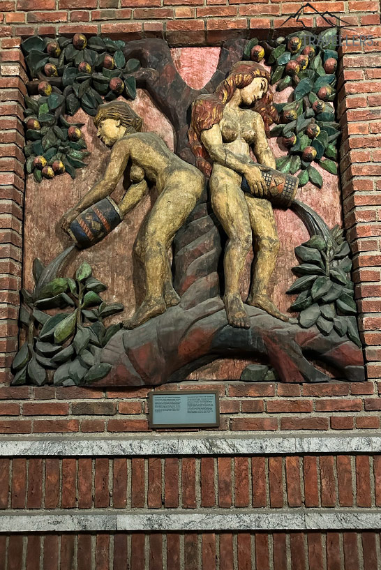 Ein Bild der nordischen Mythologie mit zwei nackten Frauen im Säulengang vom Rathaus in Oslo