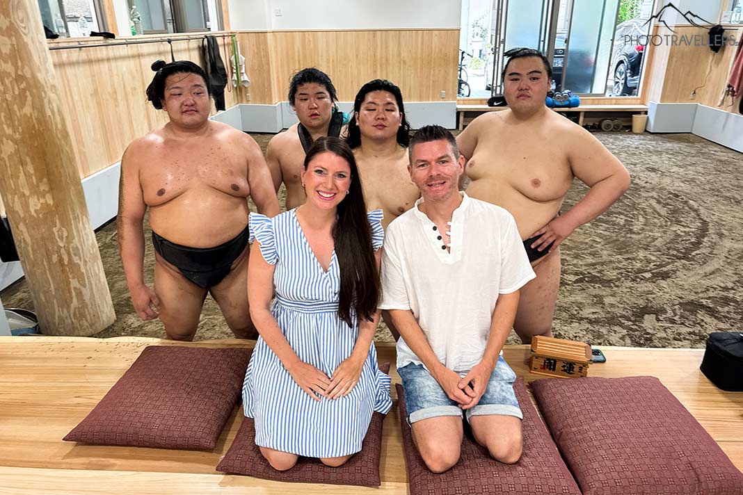 Die Reiseblogger Biggi Bauer und Florian Westermann mit Sumo-Ringern im Takasago-Stall in Tokio