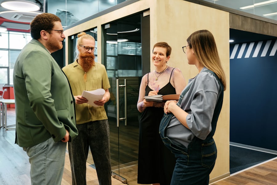Menschen die im Kreis stehen und sich unterhalten Inclusive Leadership Training Situation: Menschen stehen im Kreis und reden miteinander